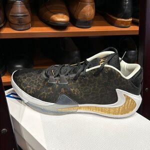 Nike Men's Black and Gold Athletic Shoes